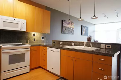 17 W Mercer Street #207, Seattle, WA 98119 - Photo 11