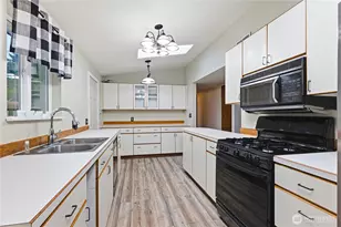 11090 25th Ave SW, Seattle, WA 98146 - Photo 9