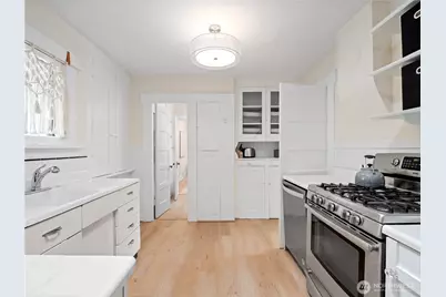 9701 Roosevelt Way NE, Seattle, WA 98115 - Photo 11