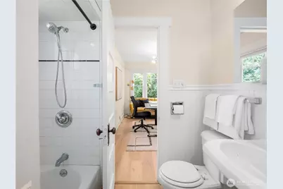 9701 Roosevelt Way NE, Seattle, WA 98115 - Photo 13