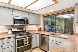 22934 SE 37th St, Sammamish, WA 98075 - Photo 9