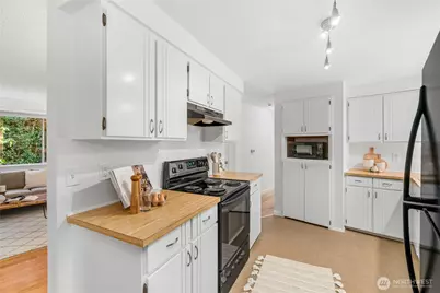 3811 NE 117th St, Seattle, WA 98125 - Photo 11