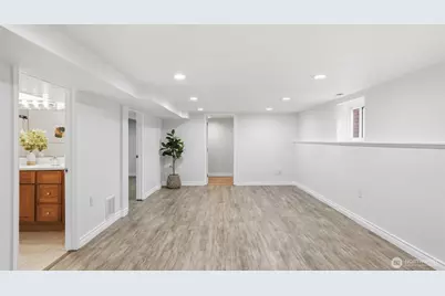 9752 Evanston Avenue N, Seattle, WA 98103 - Photo 13