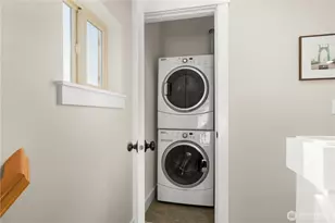 213 N 39th St, Seattle, WA 98103 - Photo 15