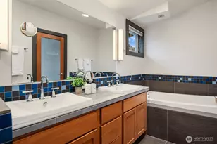 556 Highland Dr, Seattle, WA 98109 - Photo 15