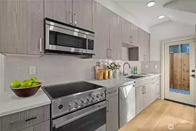 3607 Linden Avenue N, Seattle, WA 98103 - Photo 11