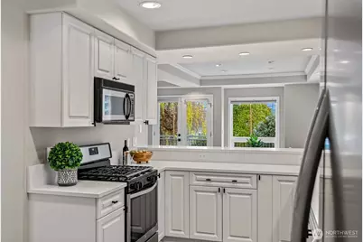 1203 5th Avenue N, Seattle, WA 98109 - Photo 11