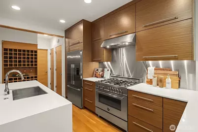 1002 5th Avenue N, Seattle, WA 98109 - Photo 17