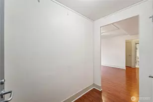 1105 Spring St, Seattle, WA 98104 - Photo 13