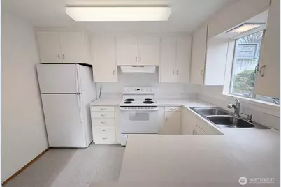 1813 Taylor Avenue N, Seattle, WA 98109 - Photo 5