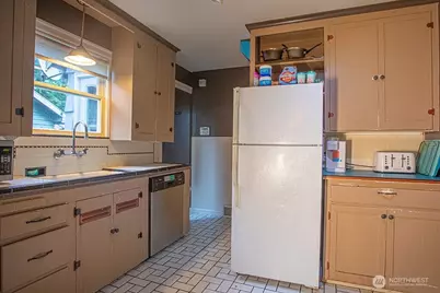 2020 Marine Drive, Bremerton, WA 98312 - Photo 9