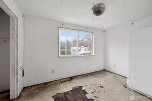 217 Bradford St, Raymond, WA 98577 - Photo 5