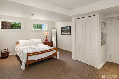 2256 W Viewmont Way W, Seattle, WA 98199 - Photo 37