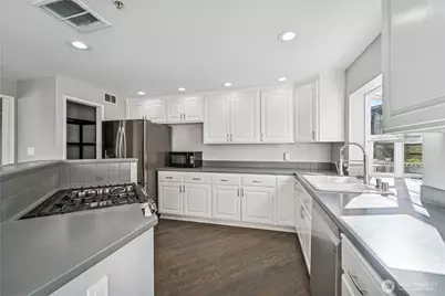 9215 Linden Avenue N, Seattle, WA 98103 - Photo 19