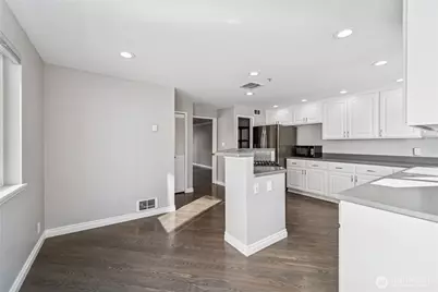 9215 Linden Avenue N, Seattle, WA 98103 - Photo 17