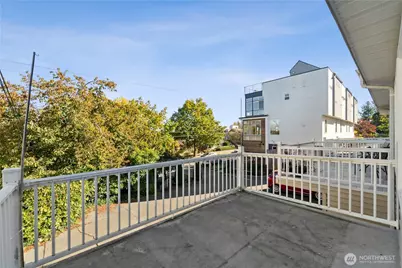9215 Linden Avenue N, Seattle, WA 98103 - Photo 11