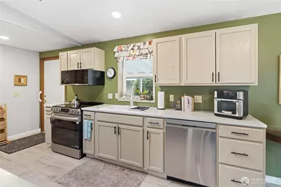 517 NW Silver Meadow Lane, Bremerton, WA 98311 - Photo 9