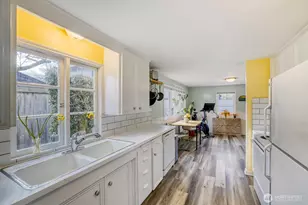 4034 NE 109th St, Seattle, WA 98125 - Photo 9