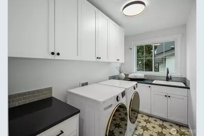 208 35th Avenue E, Seattle, WA 98112 - Photo 27