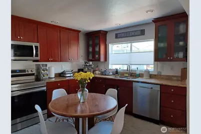 9534 Palatine Avenue N, Seattle, WA 98103 - Photo 3