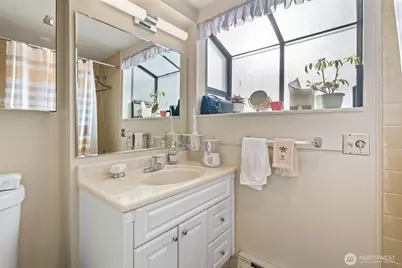 561 Lee Street, Seattle, WA 98109 - Photo 17