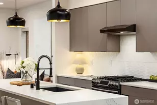 9709 Roosevelt Way NE, Seattle, WA 98115 - Photo 11