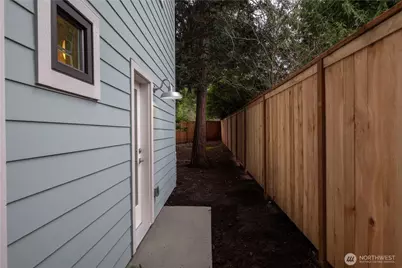 11043 B 19th Avenue NE, Seattle, WA 98125 - Photo 19