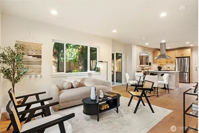 11043 B 19th Avenue NE, Seattle, WA 98125 - Photo 3