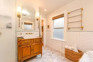 106 NE 46th St, Seattle, WA 98105 - Photo 17