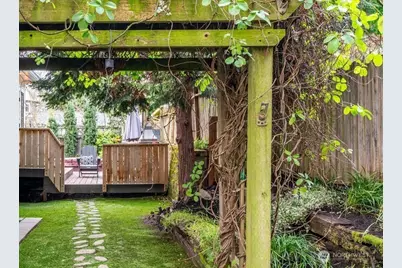 106 NE 46th Street, Seattle, WA 98105 - Photo 31