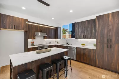 2104 1st Avenue N, Seattle, WA 98109 - Photo 13