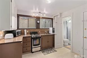 561 Lee St, Seattle, WA 98109 - Photo 31