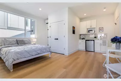 10618 E Riverside Dr, Bothell, WA 98011 - Photo 3