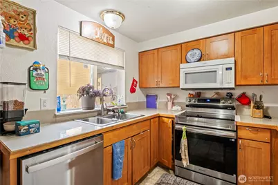 10425 Holly Drive, Everett, WA 98204 - Photo 3