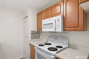 19230 Forest Park Dr NE, Seattle, WA 98155 - Photo 5