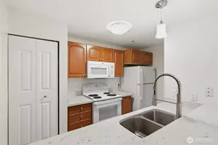 19230 Forest Park Dr NE, Seattle, WA 98155 - Photo 3