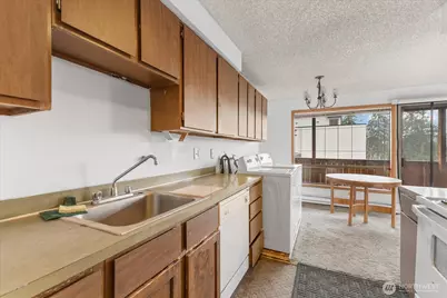 9256 Interlake Avenue N, Seattle, WA 98103 - Photo 9