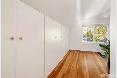 9716 Dayton Avenue N, Seattle, WA 98103 - Photo 17