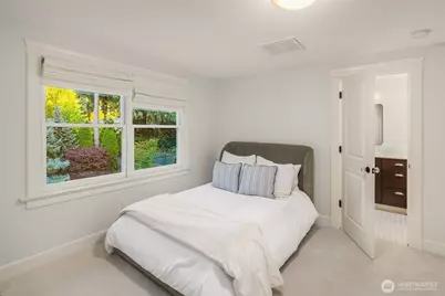 2042 77th Avenue NE, Medina, WA 98039 - Photo 31