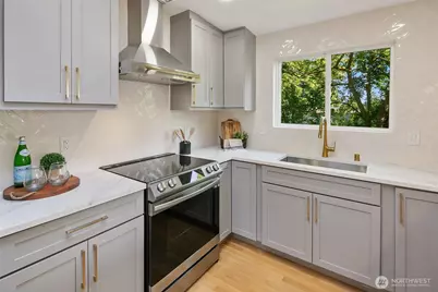 12569 37th Avenue NE, Seattle, WA 98125 - Photo 11