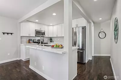 10333 Densmore Avenue N, Seattle, WA 98133 - Photo 9