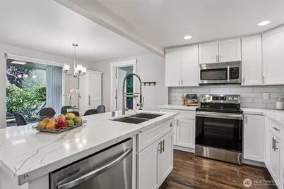 10333 Densmore Avenue N, Seattle, WA 98133 - Photo 7