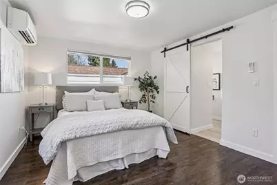 10333 Densmore Avenue N, Seattle, WA 98133 - Photo 15