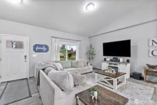 321 W H St, Shelton, WA 98584 - Photo 3