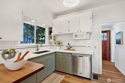 318 N 77th Street, Seattle, WA 98103 - Photo 11