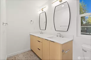 10746 Interlake Ave N, Seattle, WA 98133 - Photo 11