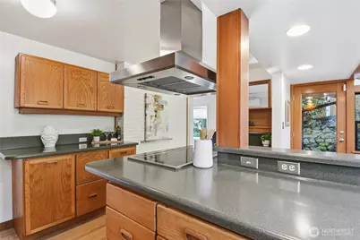 5052 Pullman Avenue NE, Seattle, WA 98105 - Photo 9