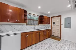 414 NE 42nd St, Seattle, WA 98105 - Photo 11