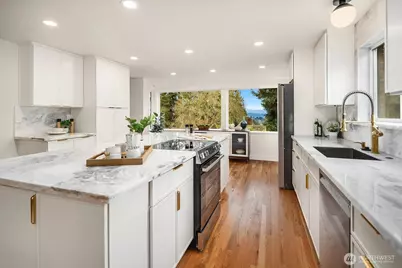 9802 15th Avenue NE, Seattle, WA 98115 - Photo 11