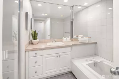 2400 8th Avenue N #2, Seattle, WA 98109 - Photo 17